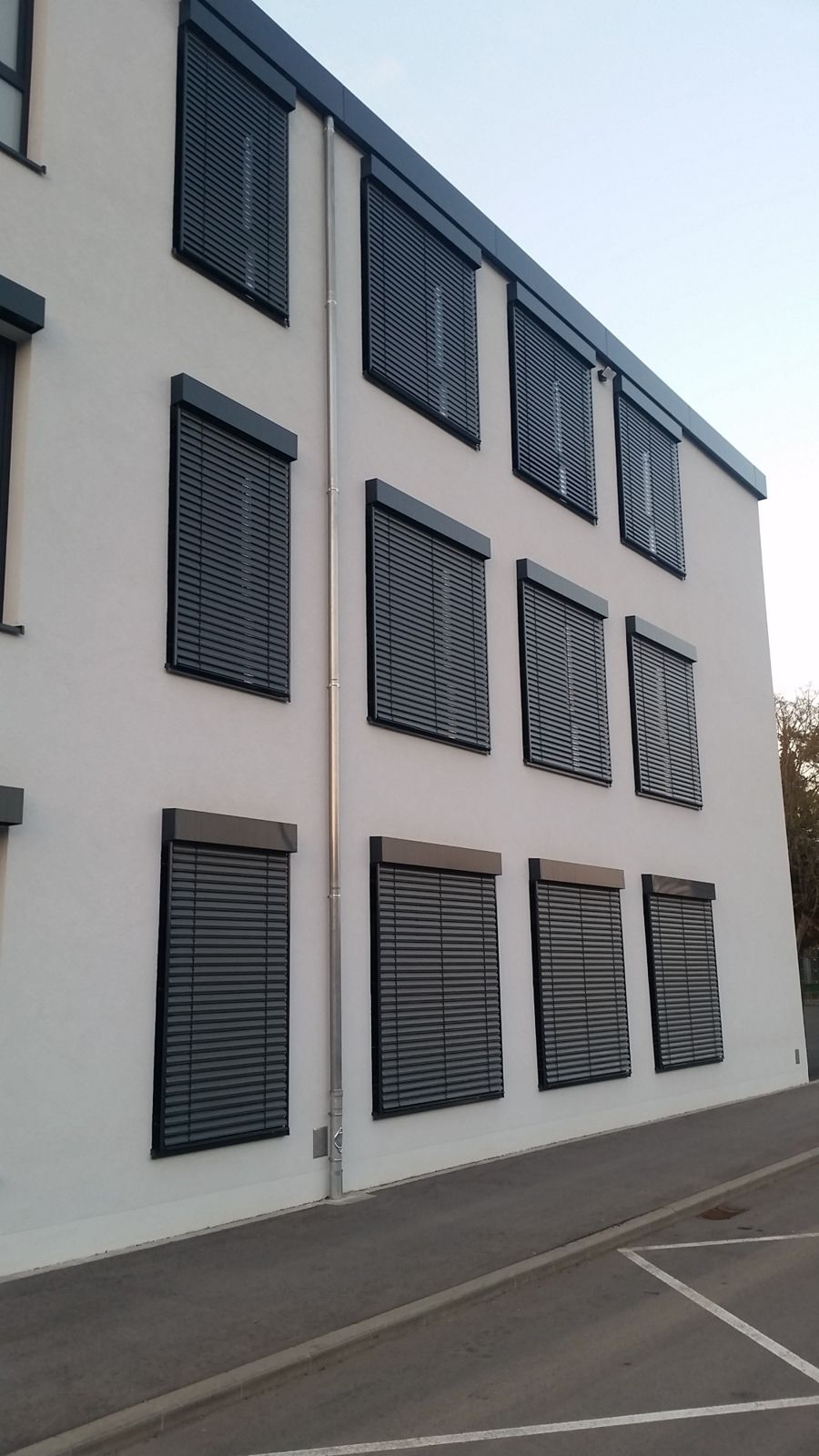 Façade de bureaux équipée de brise-soleil orientables