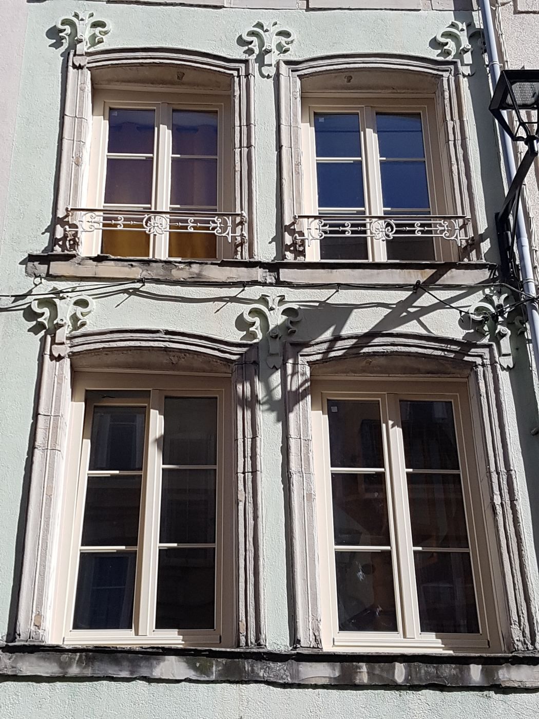 Fenêtres bois posées sur façade ancienne