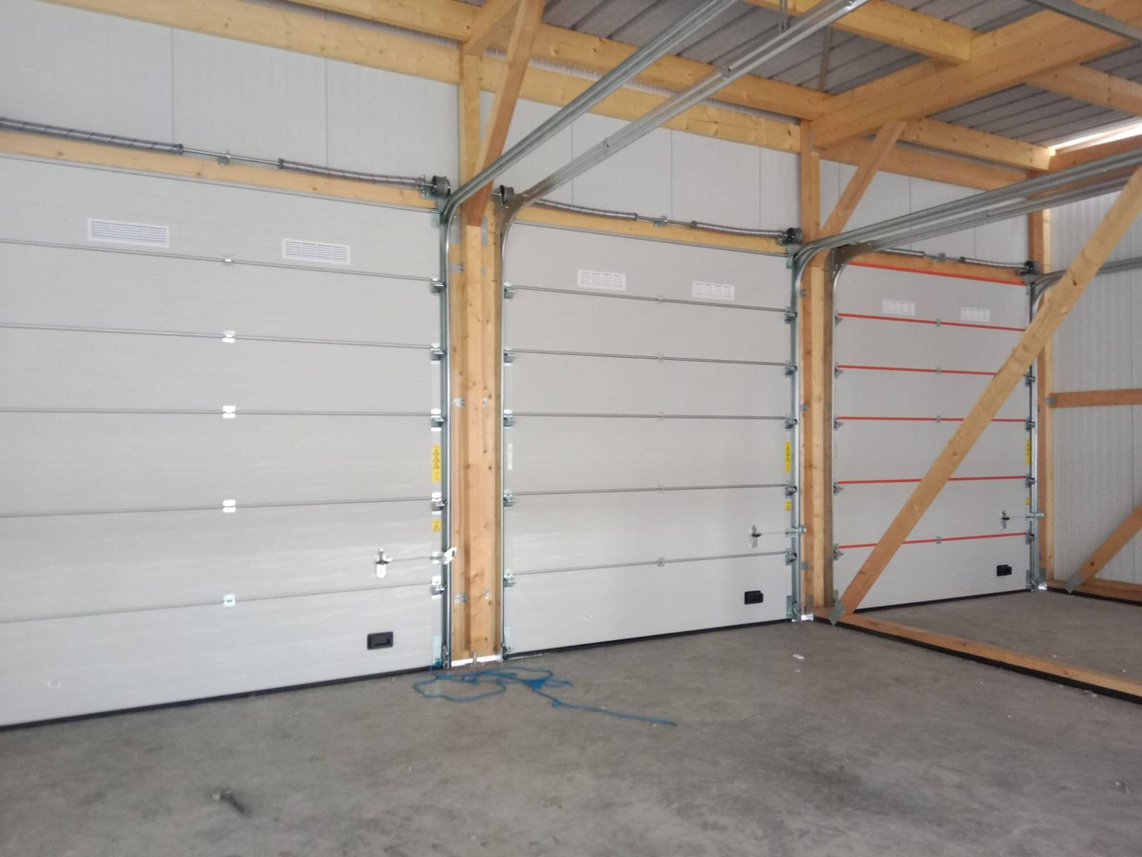 Trois portes sectionnelles avec grilles de ventilation, vue intérieure