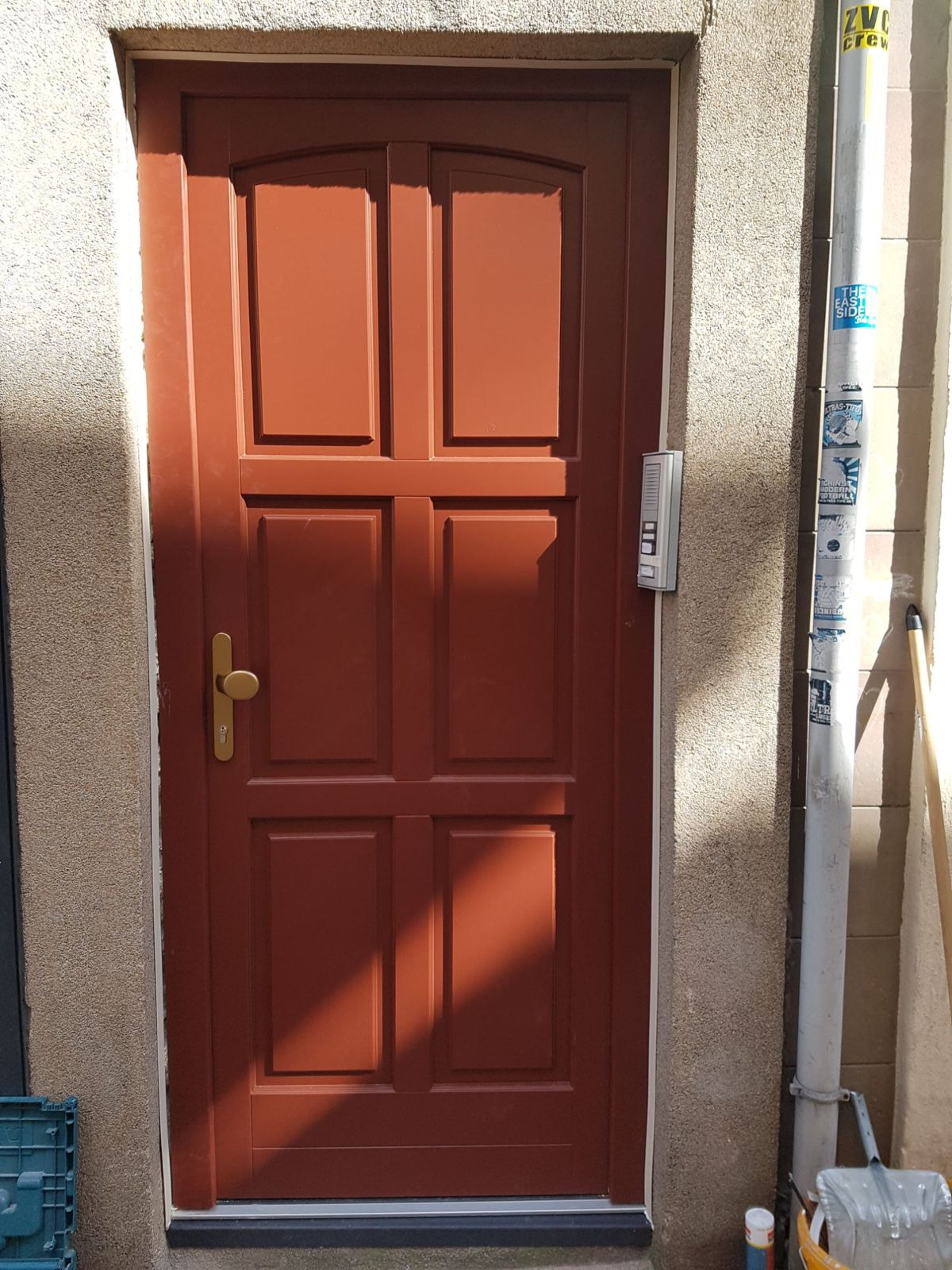 Porte d’entrée bois à panneaux moulurés, teinte rouge