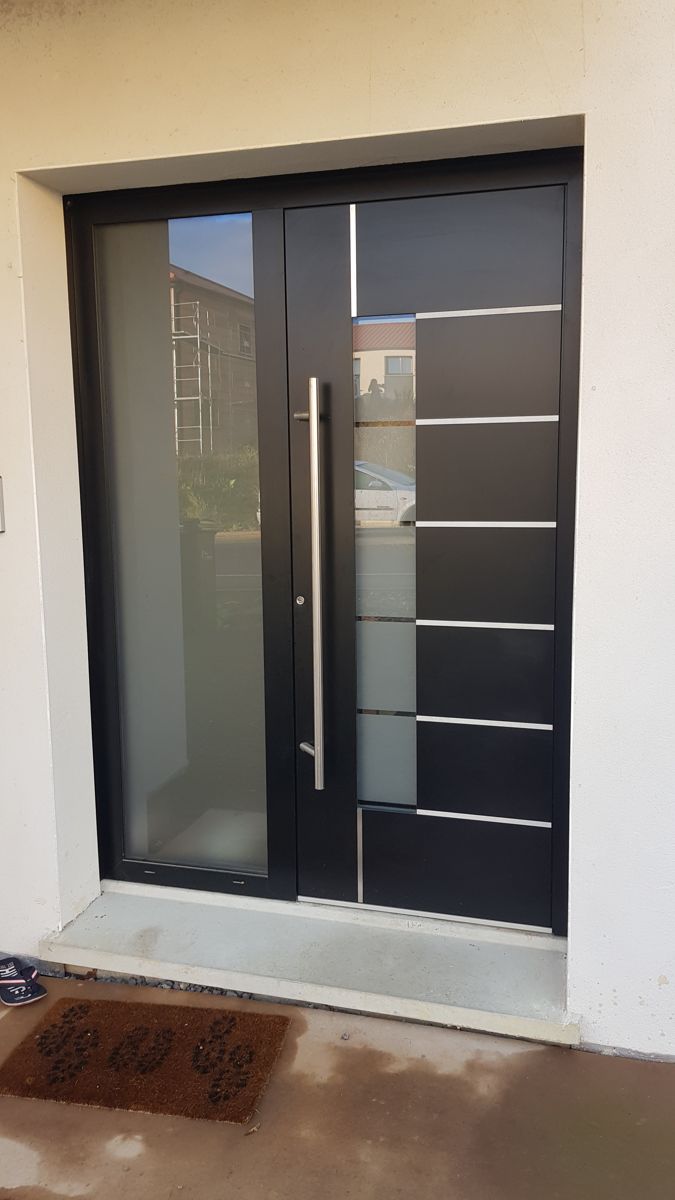 Porte d'entrée aluminium noire avec fixe latéral