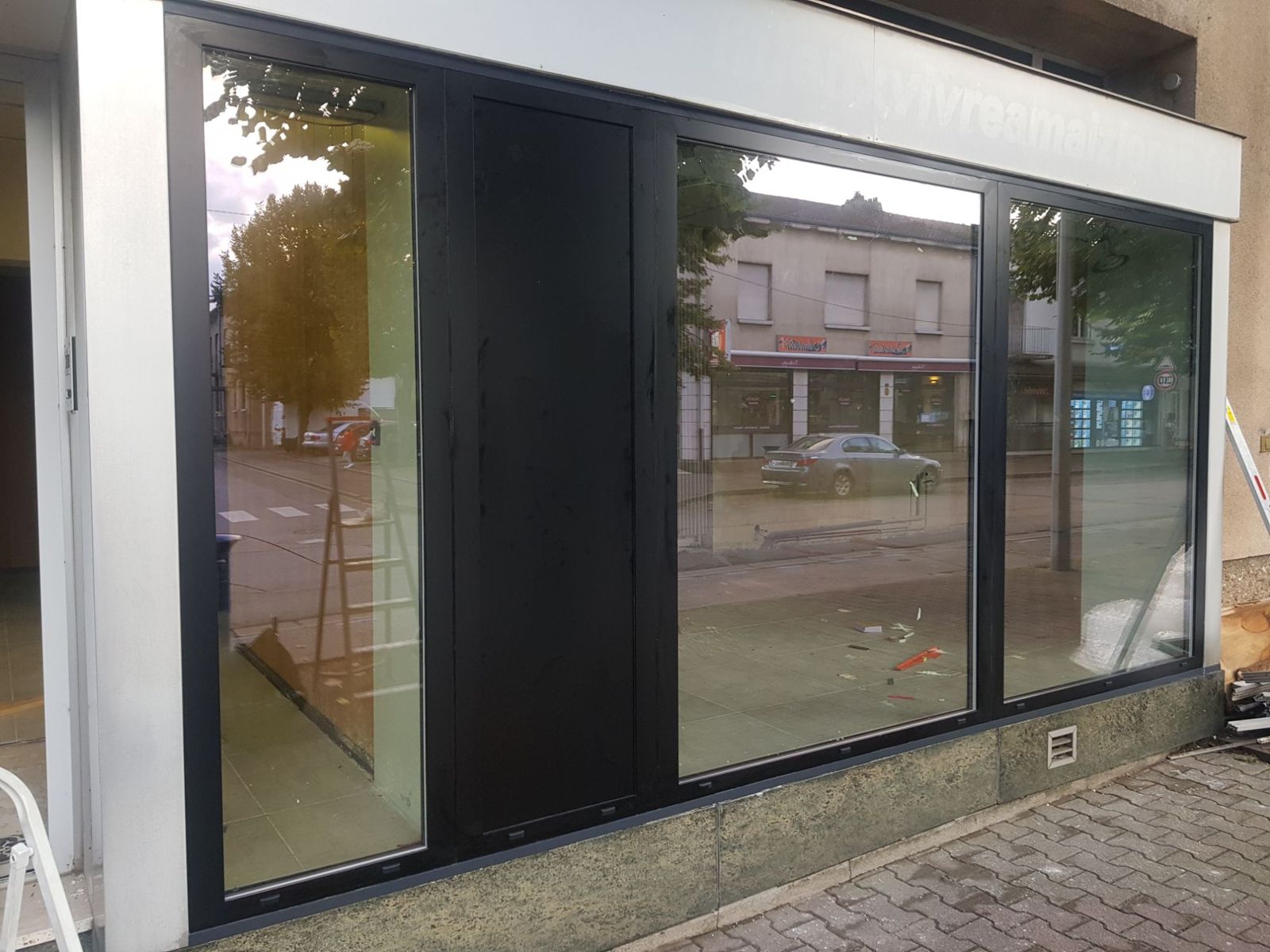 Vitrine de magasin en aluminium noir