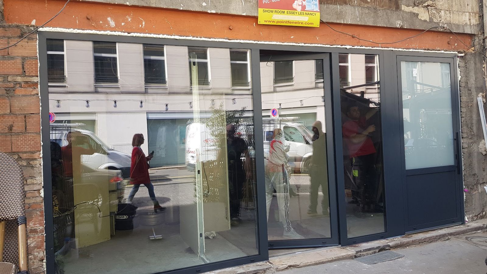 Vitrine aluminium anthracite avec porte de commerce, posée par Point Fenêtre
